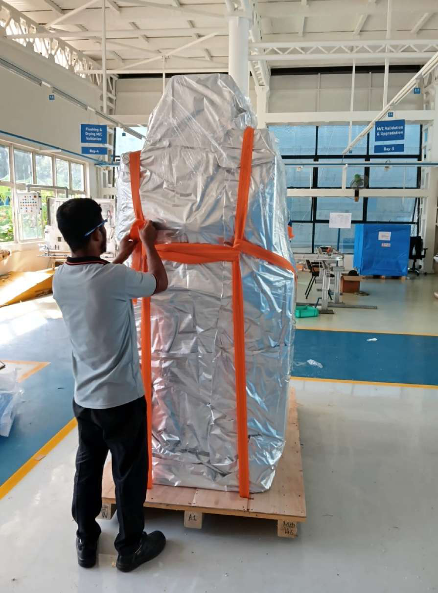 Vacuum-foil wrapping & pallet strapping on-site